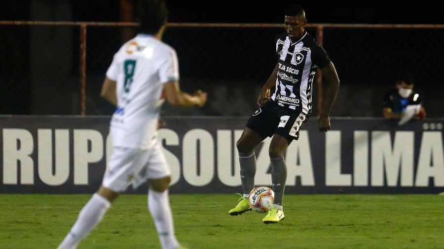 Zagueiro Kanu em ação no duelo do Botafogo com a Portuguesa-RJ - Vitor Silva/Botafogo