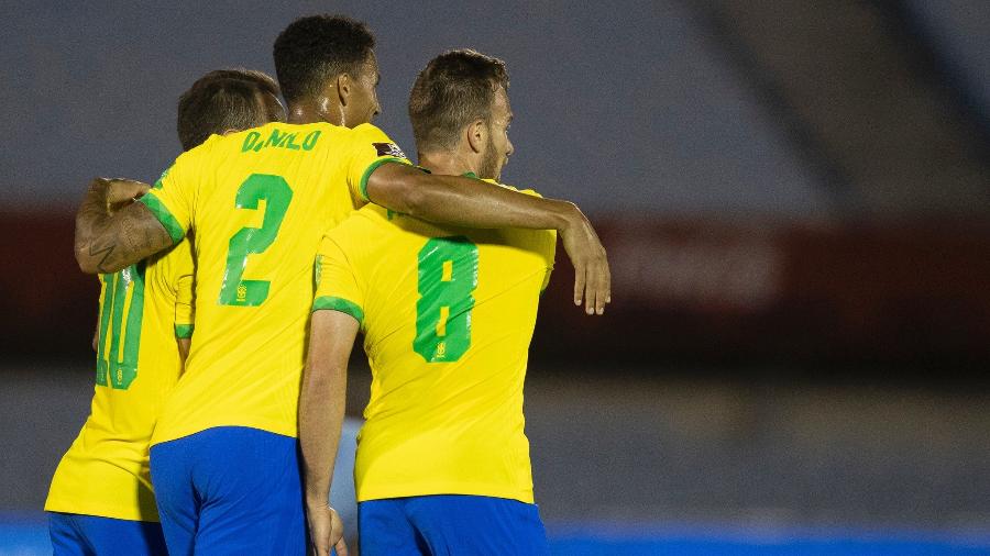 Jogadores da seleção se abraçam durante a partida contra o Uruguai - Lucas Figueiredo/CBF