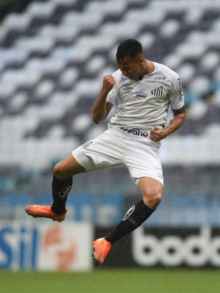 Kaio Jorge, atacante do Santos, comemora gol na partida contra o Grêmio, no Brasileirão - Divulgação/Santos