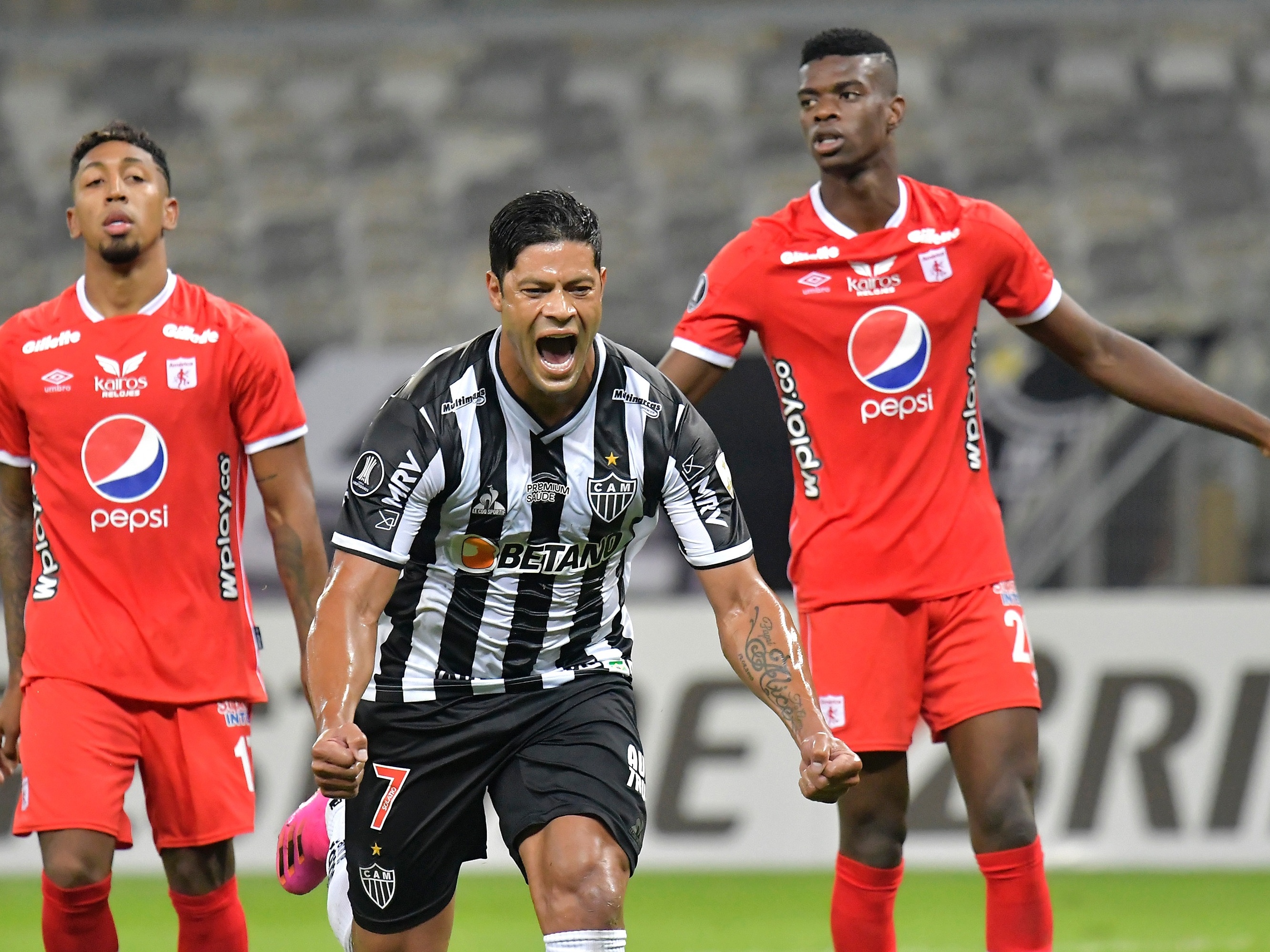 Hulk sai do banco, marca dois gols e Atlético-MG vence a 1ª na Liberta