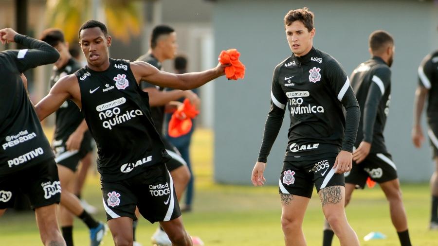 Mateus Vital aqueceu ao lado de seus companheiros de time no CT Joaquim Grava  - Rodrigo Coca/ Ag. Corinthians 