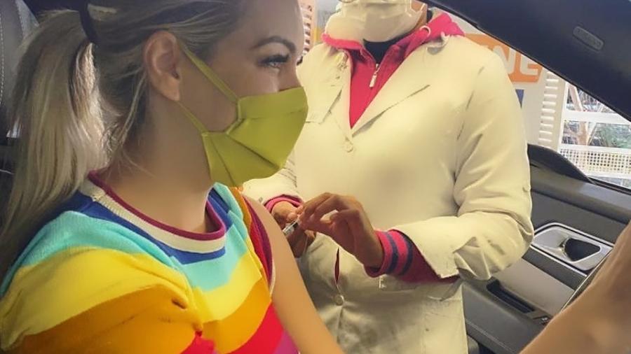 Renata Fan toma vacina contra a covid-19 - Instagram