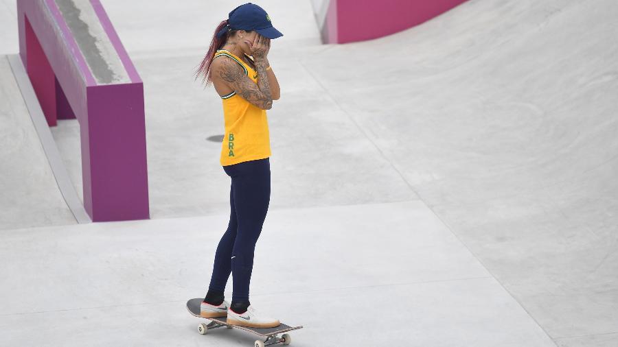 Letícia Bufoni decepcionada após errar manobra nas eliminatórias do street skate nas Olimpíadas de Tóquio - TOBY MELVILLE/REUTERS