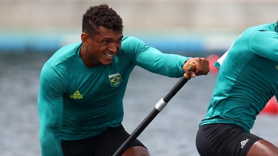 Isaquias Queiroz (esq) e Jack Goodman durante prova da canoagem noas Jogos Olímpicos de Tóquio - REUTERS/Yara Nardi