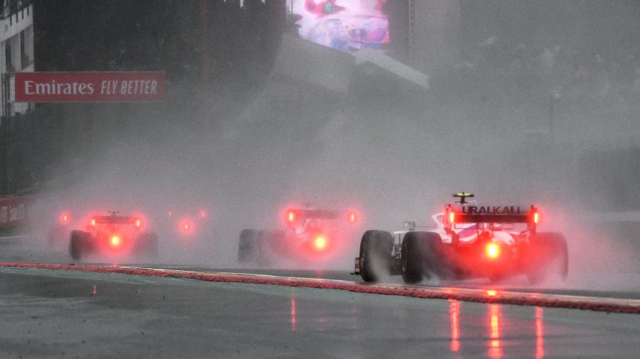 Carros andam sob chuva atrás do safety car no GP da Bélgica de Fórmula 1 - JOHN THYS/AFP