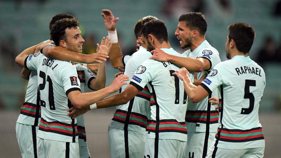 Jogadores de Portugal comemoram gol contra o Azerbaijão - Tofik BABAYEV / AFP