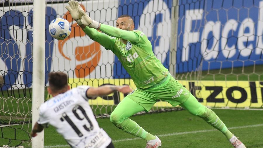 Weverton, goleiro do Palmeiras, faz defesa durante o clássico com o Corinthians, pela 22ª rodada do Brasileirão - WANDERSON OLIVEIRA/DIA ESPORTIVO/ESTADÃO