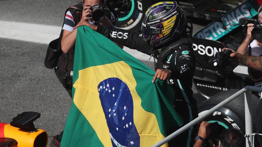 Lewis Hamilton comemora vitória no GP de São Paulo com a bandeira do Brasil - RICARDO MORAES/REUTERS