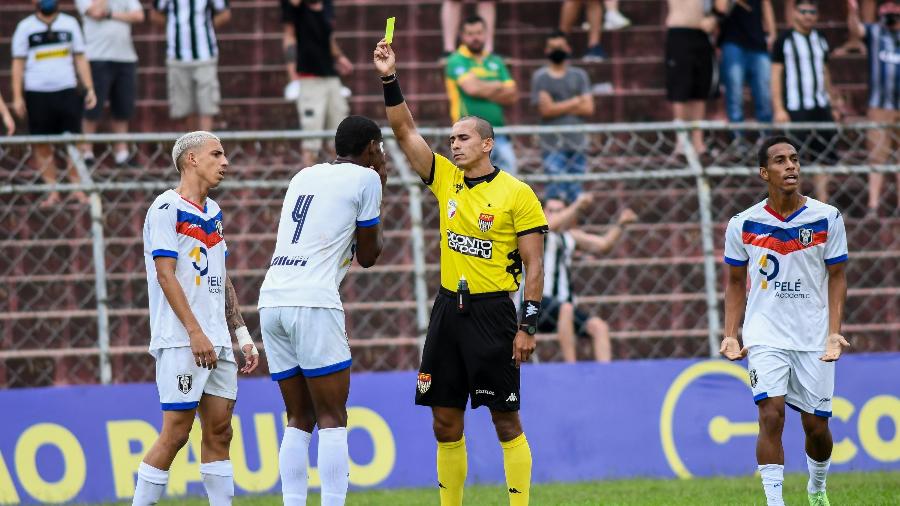 Guilherme Santana foi o árbitro da partida entre Botafogo e Resende, válido pela Copinha 2022. - RÔMULO MAGALHÃES/ESTADÃO CONTEÚDO