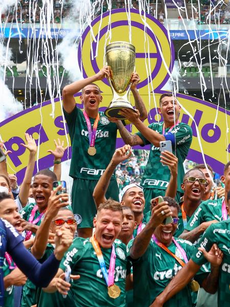 Jogadores do Palmeiras celebram título da Copinha 2022 após vencer final contra o Santos - Marcello Zambrana/AGIF