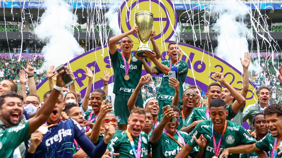 Jogadores do Palmeiras celebram título da Copinha 2022 após vencer final contra o Santos - Marcello Zambrana/AGIF