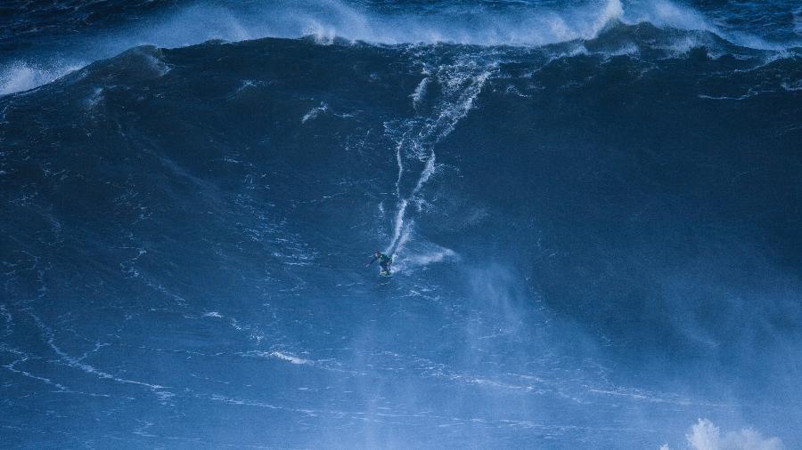 Lucas Fink surfa de skimboard em Nazaré, em onda que pode entrar para o Guinness - Victor Eleutério Costa/ Red Bull Content Pool