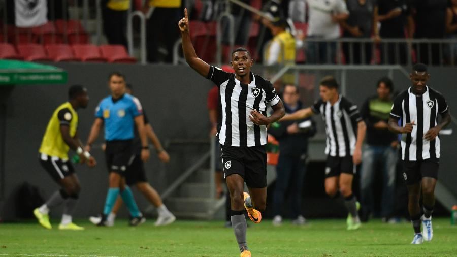Kanu, do Botafogo, comemora seu gol contra o Ceilândia no estádio Mane Garrincha pela Copa do Brasil - Mateus Bonomi/AGIF