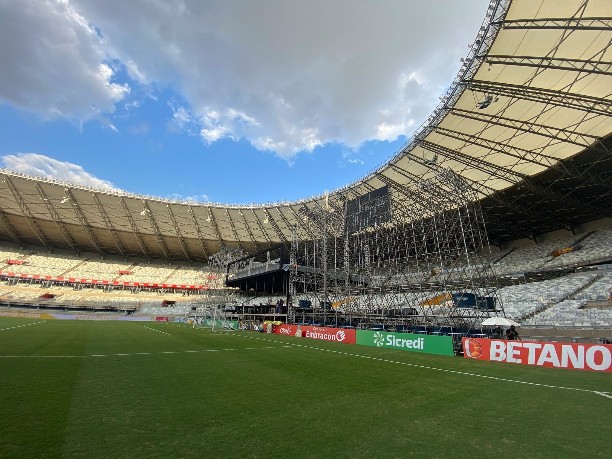 Veja imagens do gramado e do palco no Mineirão em jogo de Cruzeiro x Grêmio