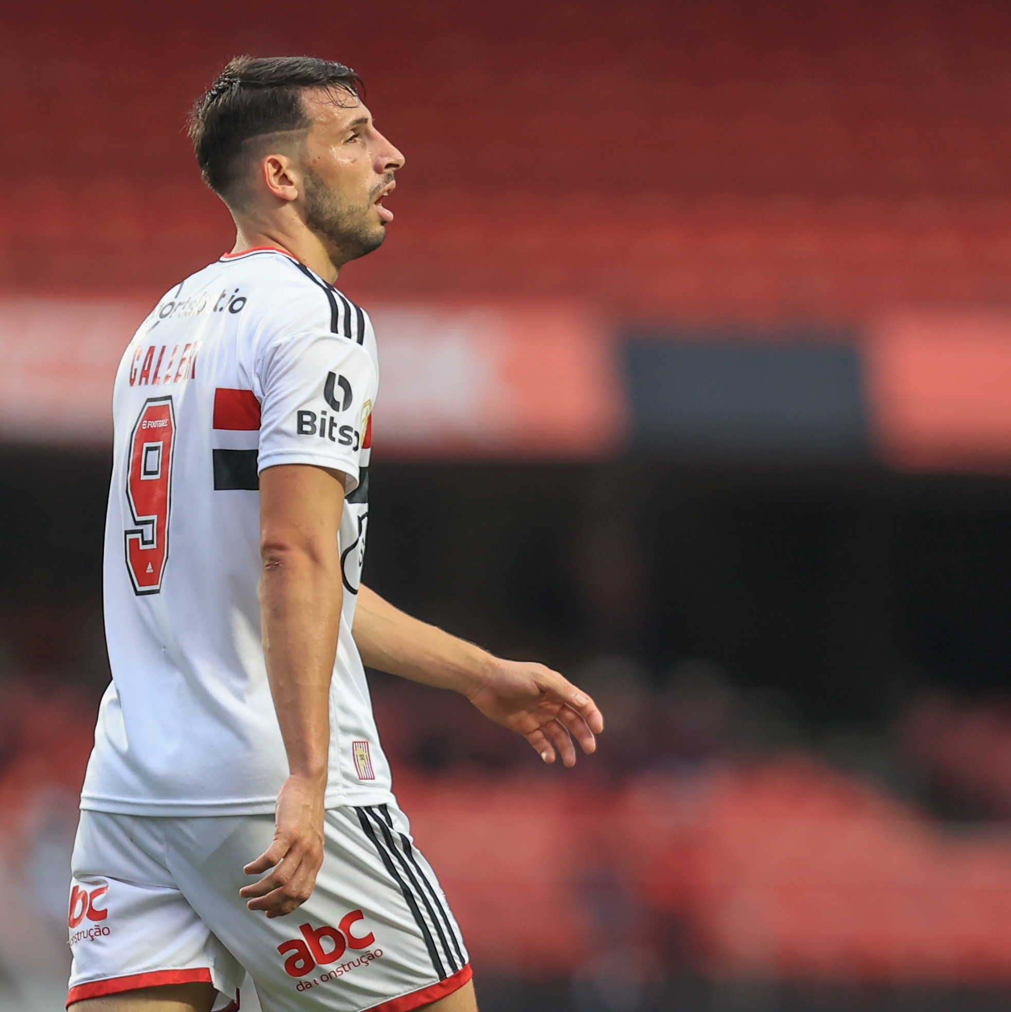 Ele joga! São Paulo divulga escalação para o clássico com Calleri