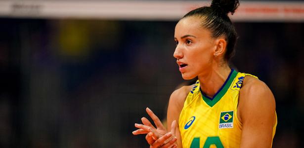 Gabi, capitã da seleção feminina de quadra, cobra CBV pela demissão de Adriana Behar