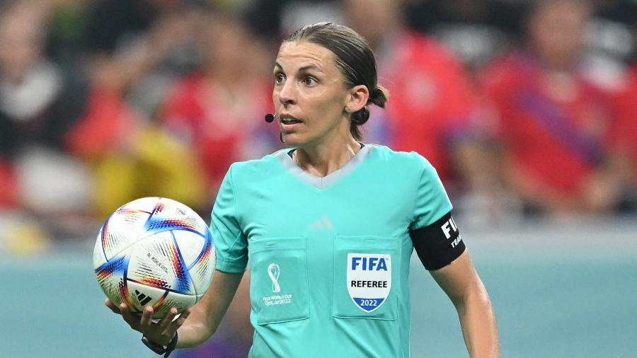 Árbitra Stephanie Frappart segura a bola durante Costa Rica x Alemanha, jogo da Copa do Mundo - Mustafa Yalcin/Anadolu Agency via Getty Images