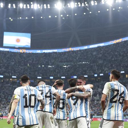Jogadores da Argentina comemoram o segundo gol de Álvarez contra a Croácia - Xinhua/Xu Zijian