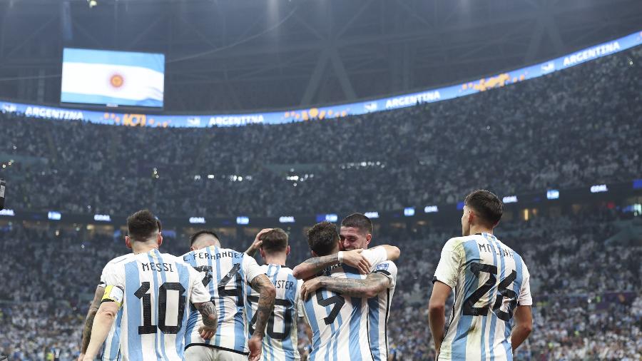 Jogadores da Argentina comemoram o segundo gol de Álvarez contra a Croácia - Xinhua/Xu Zijian