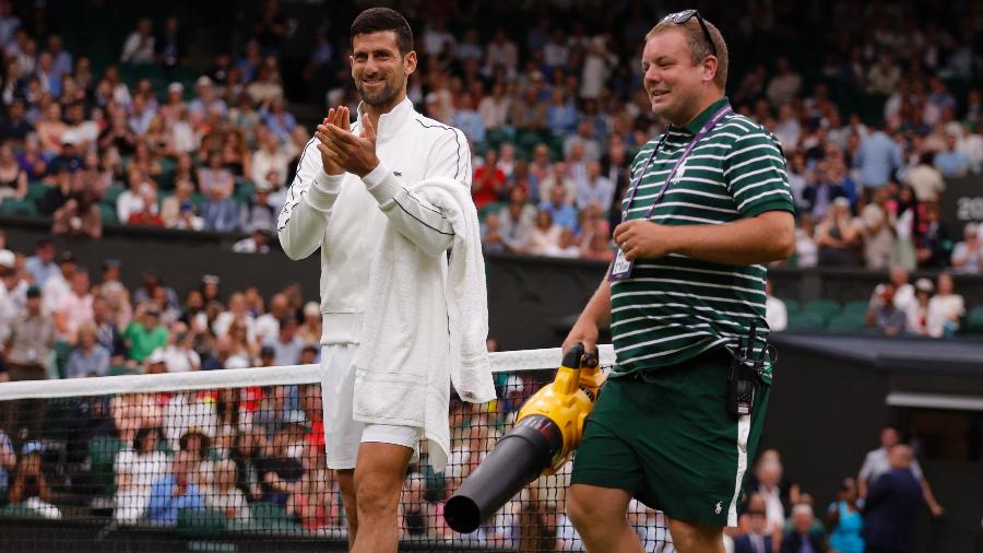 Concentrado, Djokovic joga xadrez com Becker antes de final