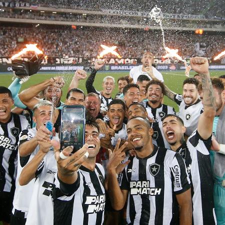 Jogadores do Botafogo celebram vitória sobre o Inter em jogo do Campeonato Brasileiro