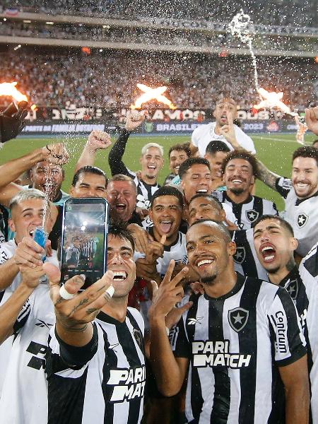 Jogadores do Botafogo celebram vitória sobre o Inter em jogo do Campeonato Brasileiro