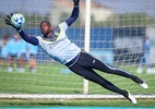 Goleiro do Grêmio acerta objeto em criança no Gre-Nal e se desculpa: 