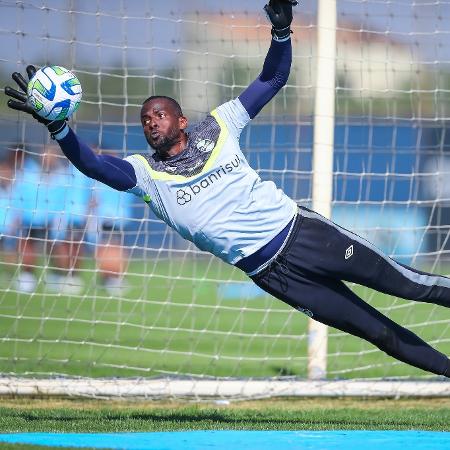 Goleiro acerta objeto em criança em Gre-Nal e se desculpa: 'Errei'