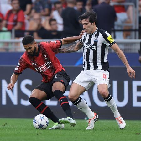 Loftus-Cheek, do Milan, e Tonali, do Newcastle, em partida pela Liga dos Campeões