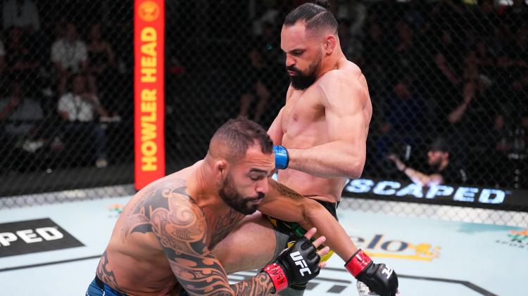 Michel Pereira, lutador brasileiro do UFC, durante luta contra o argentino Santiago Ponzinibbio