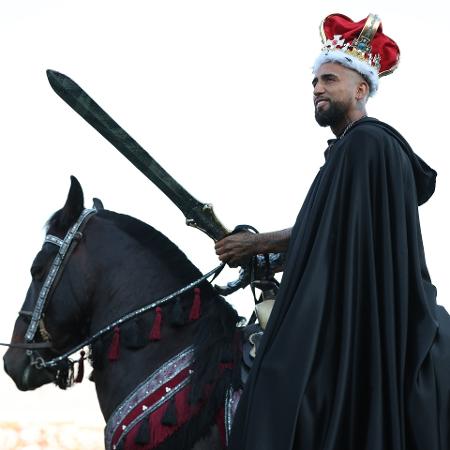 Arturo Vidal se vestiu de rei e até montou em um cavalo em sua apresentação à torcida do Colo-Colo (CHI)