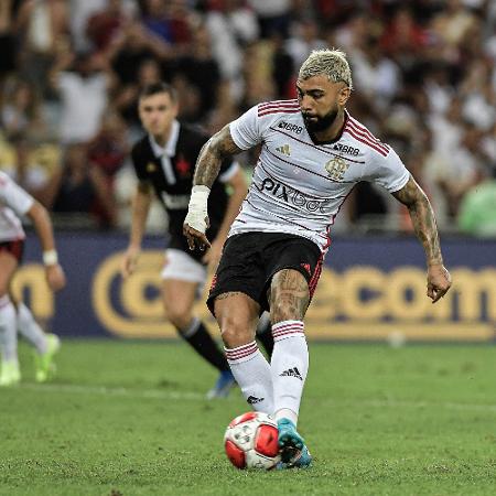 Gabigol, do Flamengo, em cobrança de pênalti contra o Vasco, pelo Carioca