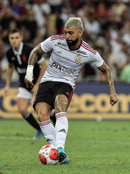 Gabigol, do Flamengo, em cobrança de pênalti contra o Vasco, pelo Carioca
