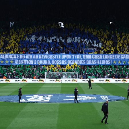 Torcida do Newcastle monta mosaico e estende faixa em homenagem aos brasileiros do time: Joelinton e Bruno Guimarães