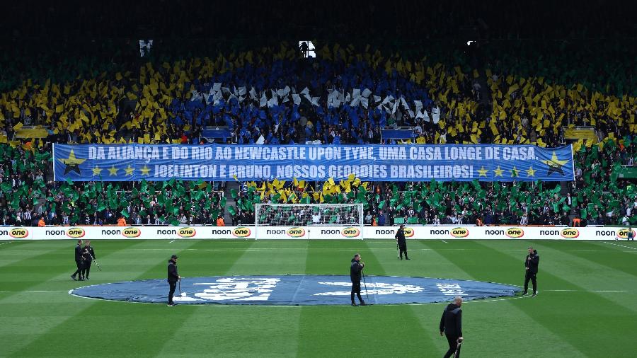 27.abr.2024 - Torcida do Newcastle monta mosaico e estende faixa em homenagem aos brasileiros do time: Joelinton e Bruno Guimarães