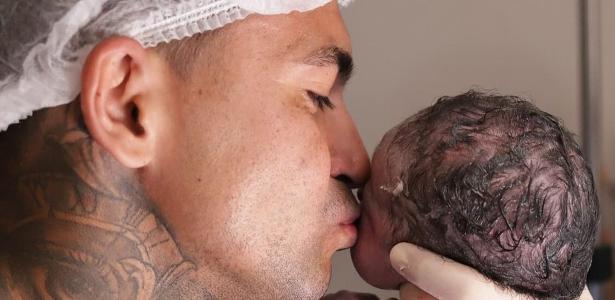 Nasce a filha do atacante Dudu do Palmeiras; confira imagens emocionantes