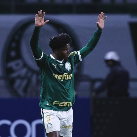 Endrick se despede da torcida do Palmeiras ao ser substituído contra o San Lorenzo, pela Libertadores