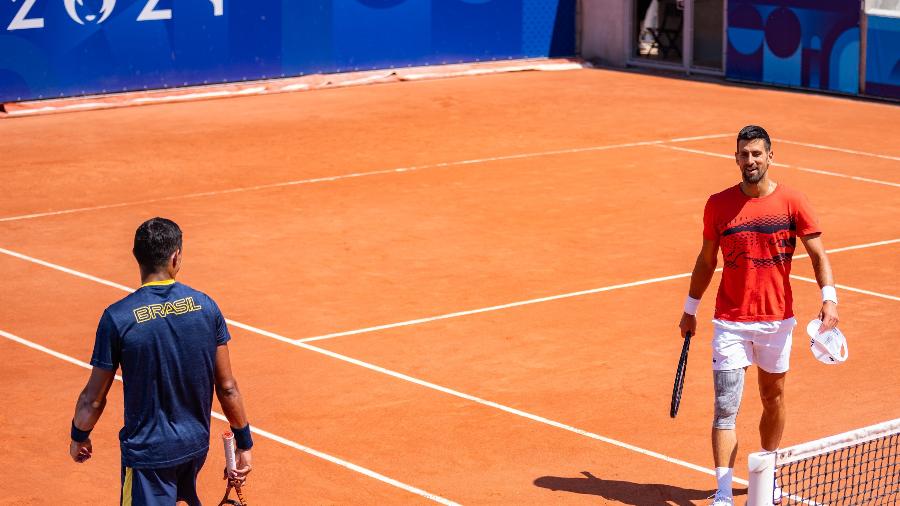 O brasileiro Thiago Monteiro faz treinamento com Novak Djokovic antes de estreia nos Jogos Olímpicos