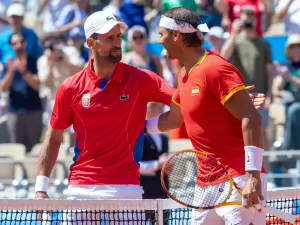 Nadal luta, mas Djokovic leva 'última dança' entre rivais e provoca torcida