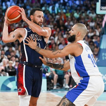 Stephen Curry (EUA) e Evan Fournier (França) na final do basquete masculino das Olimpíadas