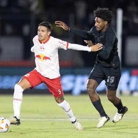 Jadsom e Talles Magno brigam pela bola em Bragantino x Corinthians, partida da Sul-Americana