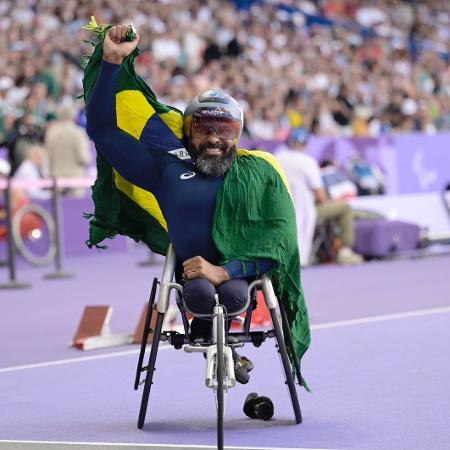 Ariosvaldo Fernandes comemora a medalha de bronze na categoria T53 nas Paralimpíadas