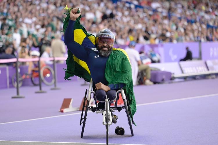 Ariosvaldo Fernandes comemora a medalha de bronze na categoria T53 nas Paralimpíadas