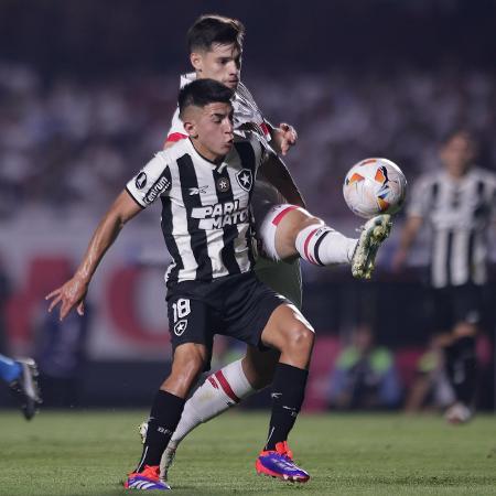 Bobadilla e Almada disputam a bola em São Paulo x Botafogo, duelo da Libertadores