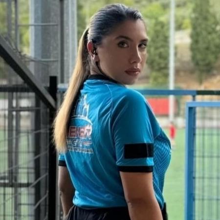 Elif Karaarslan trabalha como árbitra de futebol profissional desde 2020