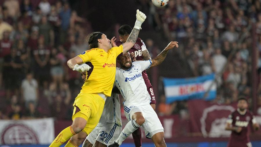 Cássio em ação durante jogo entre Cruzeiro e Lanús pela Sul-Americana