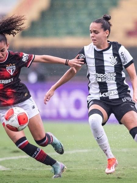 Gabi Portilho disputa lance em Corinthians e São Paulo, semi do Paulistão feminino