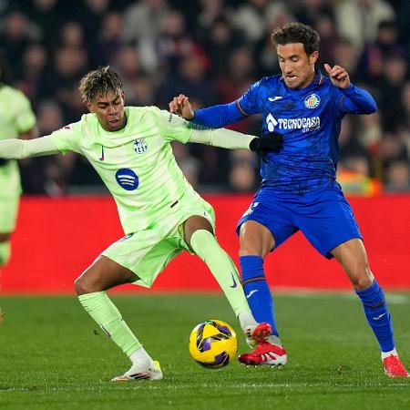 Yamal tenta sair da marcação durante Getafe x Barcelona, duelo do Campeonato Espanhol