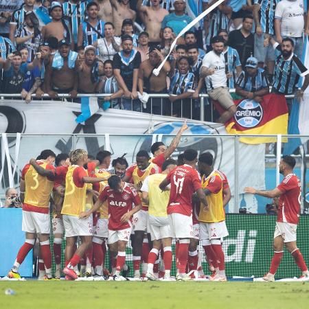 Jogadores do Internacional comemoram gol sobre o Grêmio Jogadores do Internacional comemoram gol sobre o Grêmio