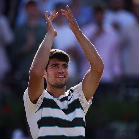 Carlos Alcaraz celebra vitória sobre Arthur Rinderknech, no Torneio de Queens